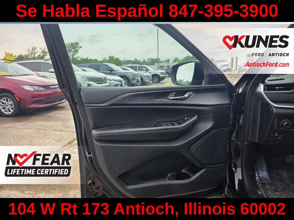 Used 2025 Jeep Grand Cherokee Altitude AWD/4WD image 18