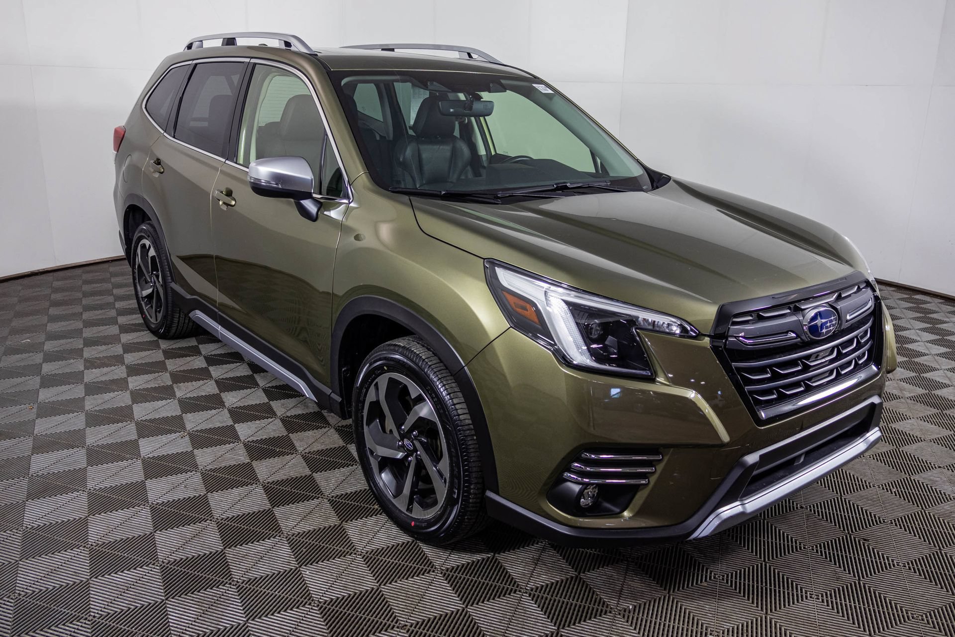 Used 2023 Subaru Forester Touring w/ Popular Package #3 AWD/4WD image 16