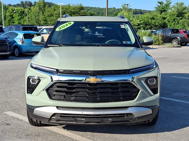 Used 2025 Chevrolet TrailBlazer LT AWD/4WD image 2