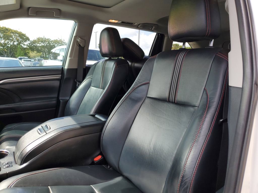 Used 2019 Toyota Highlander SE w/ Nightshade Edition image 23