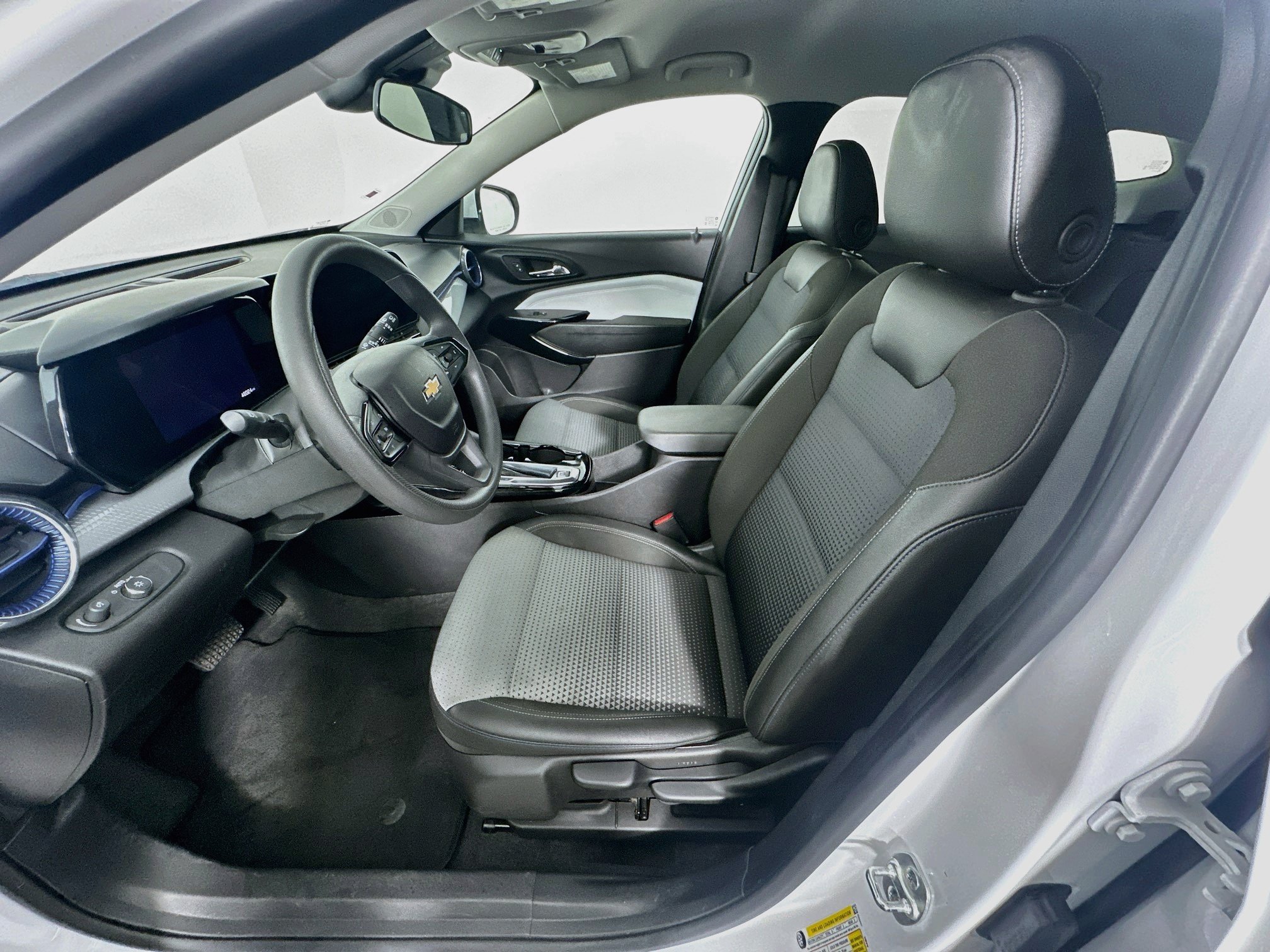 Used 2025 Chevrolet Trax LT FWD image 13