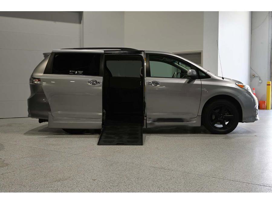 Used 2013 Toyota Sienna SE image 17