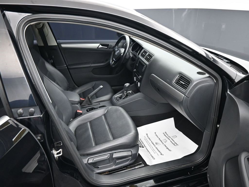 Used 2017 Volkswagen Jetta SE image 12