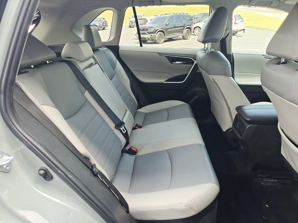 Used 2022 Toyota RAV4 XLE Premium AWD/4WD image 15