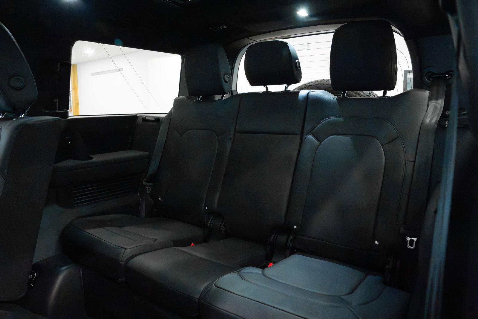 Used 2023 Land Rover Defender 130 SE image 22