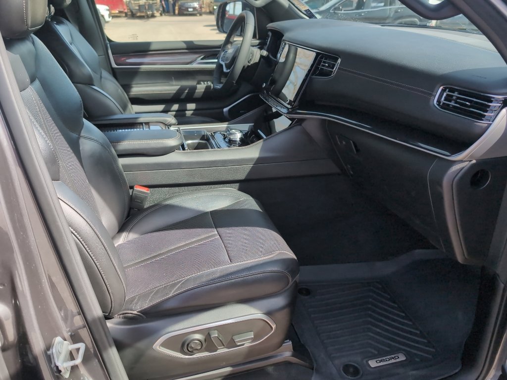 Used 2023 Jeep Wagoneer 4WD image 24
