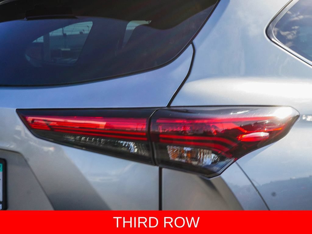 Used 2021 Toyota Highlander Limited FWD image 7