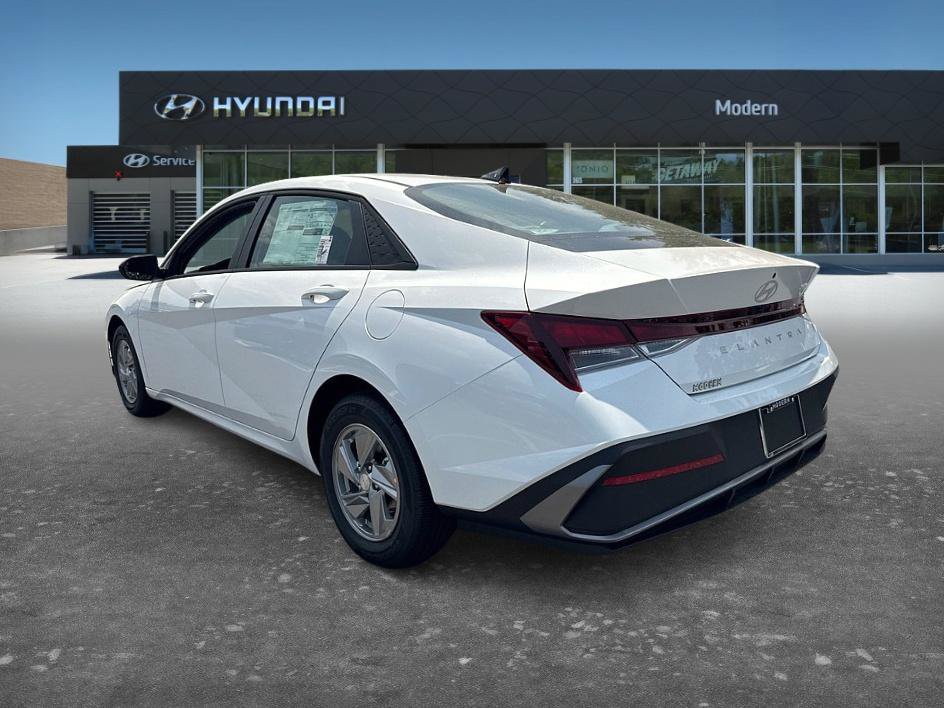New 2026 Hyundai Elantra SE FWD image 4