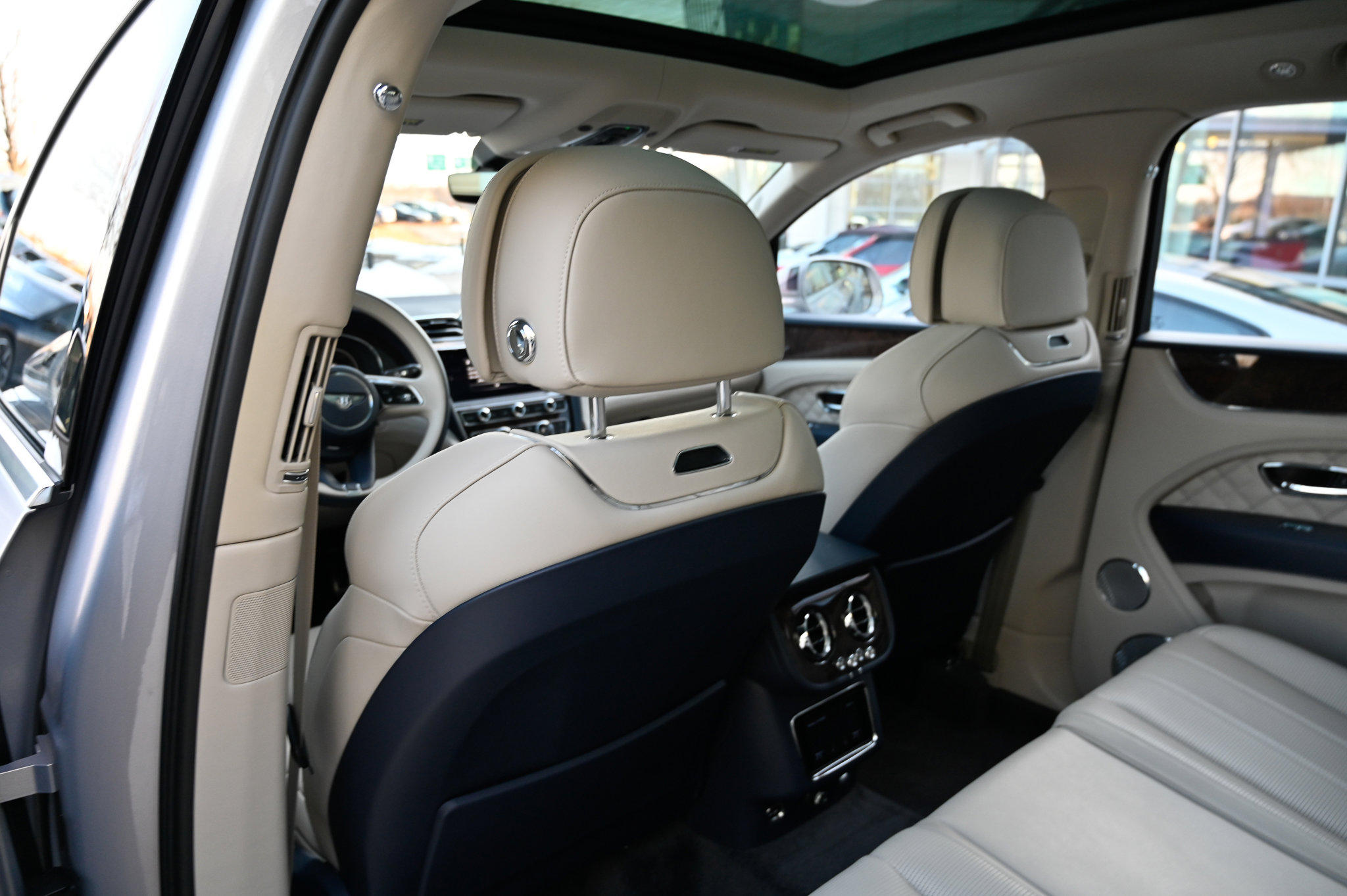 Used 2022 Bentley Bentayga image 36