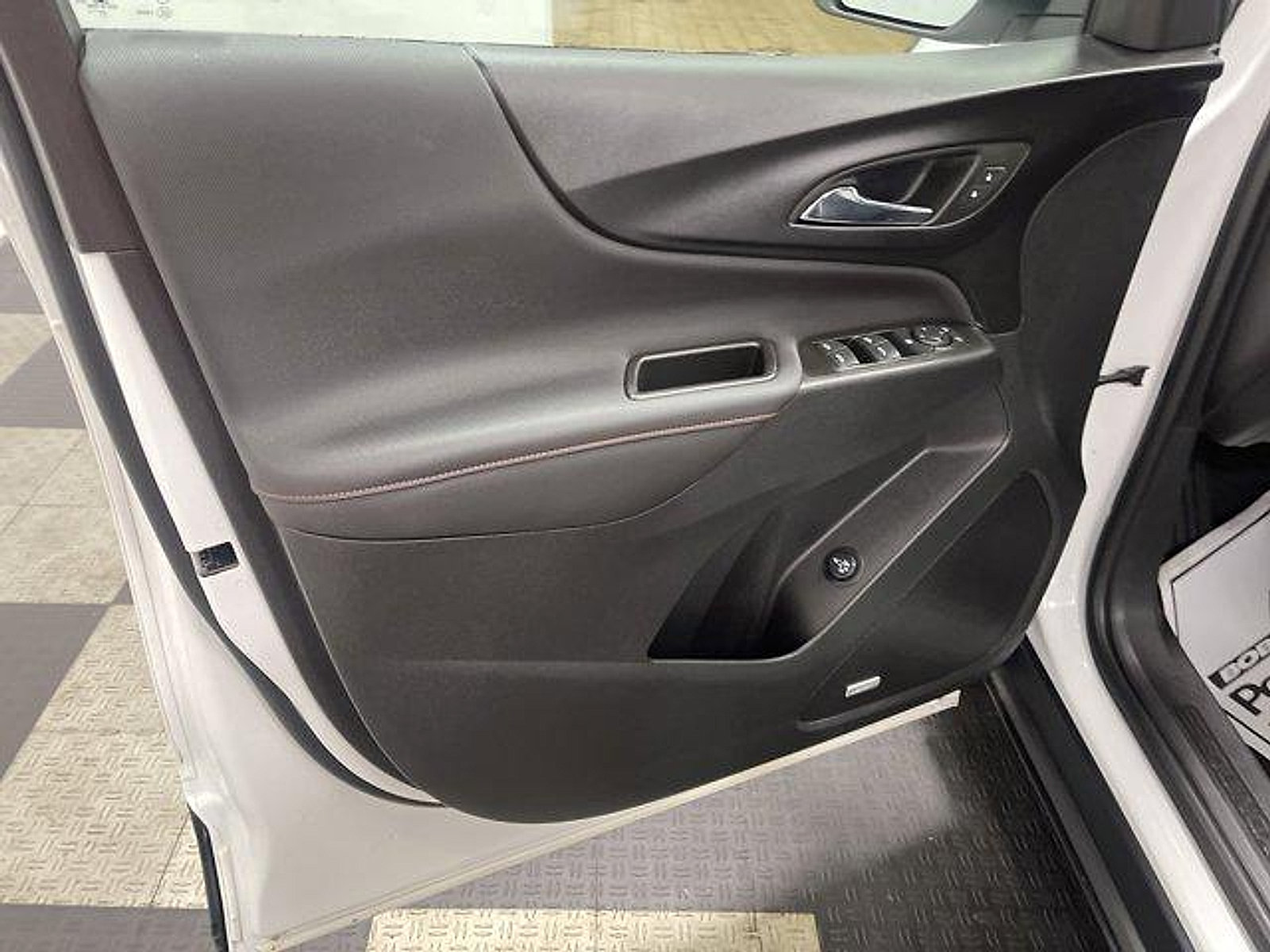 Used 2022 Chevrolet Equinox RS w/ RS Leather Package FWD image 8