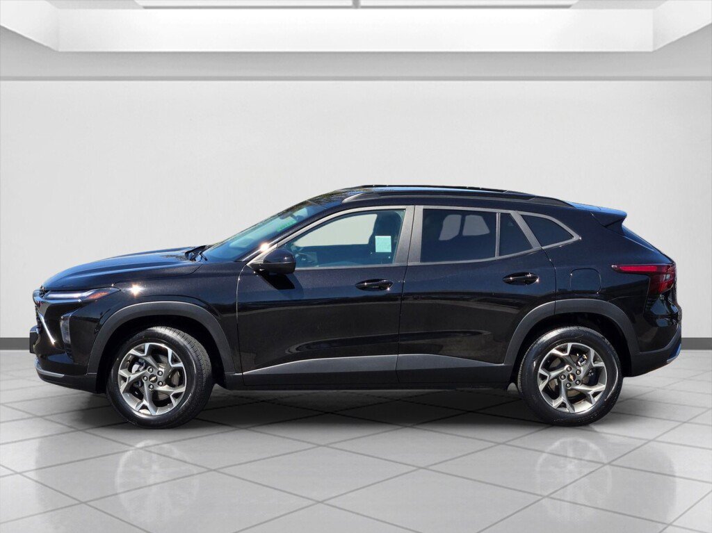 Used 2025 Chevrolet Trax LT FWD image 8