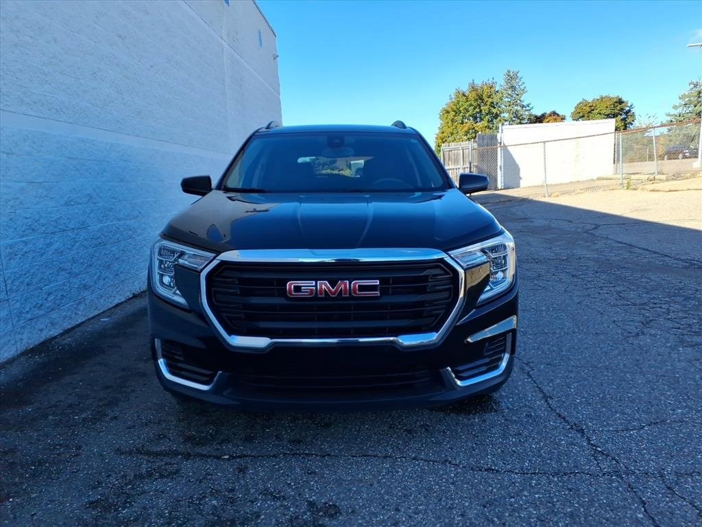 Certified 2022 GMC Terrain SLE w/ Driver Convenience Package image 2