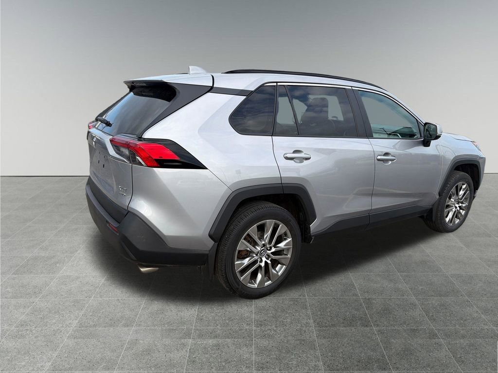 Used 2020 Toyota RAV4 XLE Premium image 5
