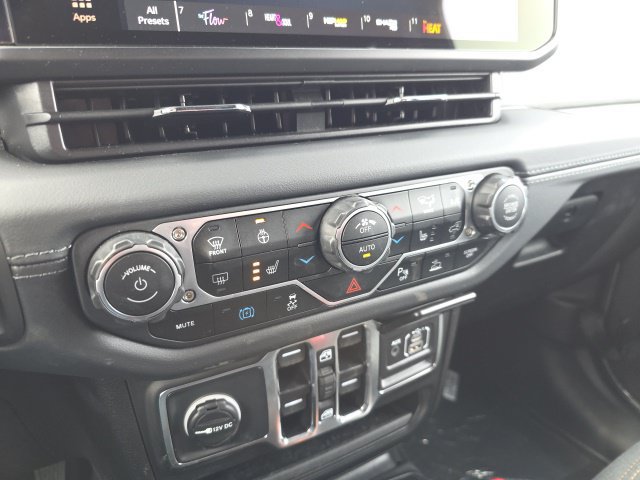 Used 2025 Jeep Wrangler Unlimited Sahara w/ Safety Group AWD/4WD image 24