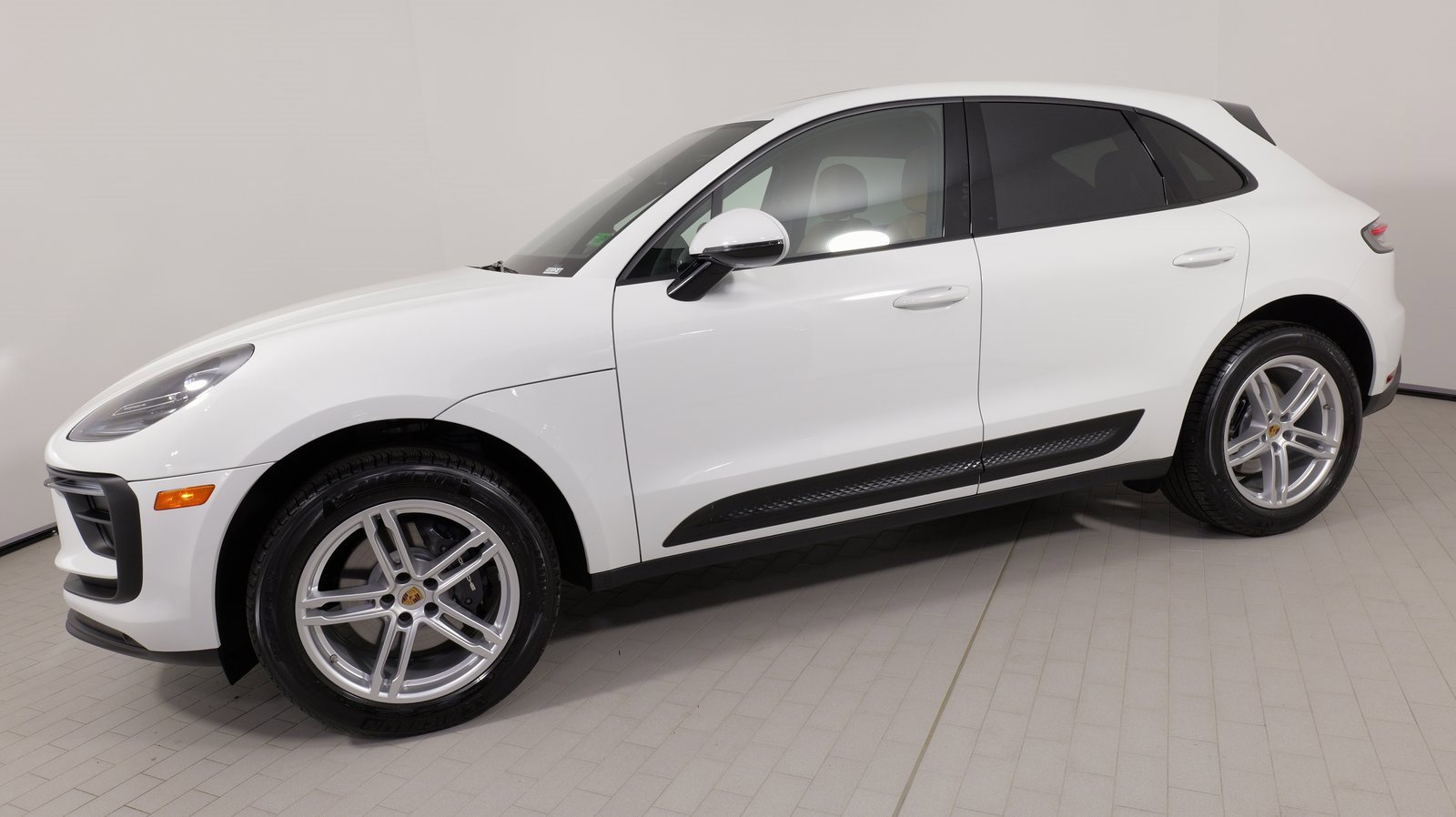 Used 2025 Porsche Macan image 1