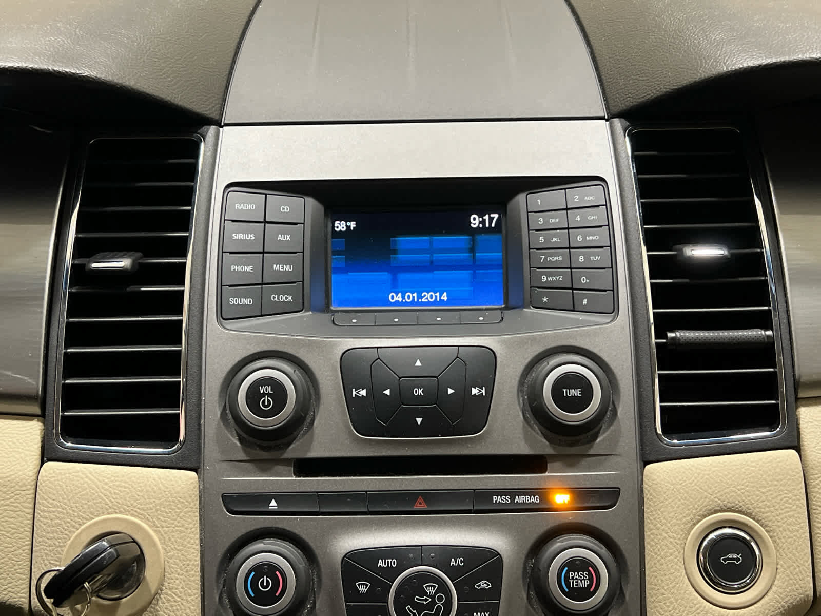 Used 2018 Ford Taurus SEL FWD image 19