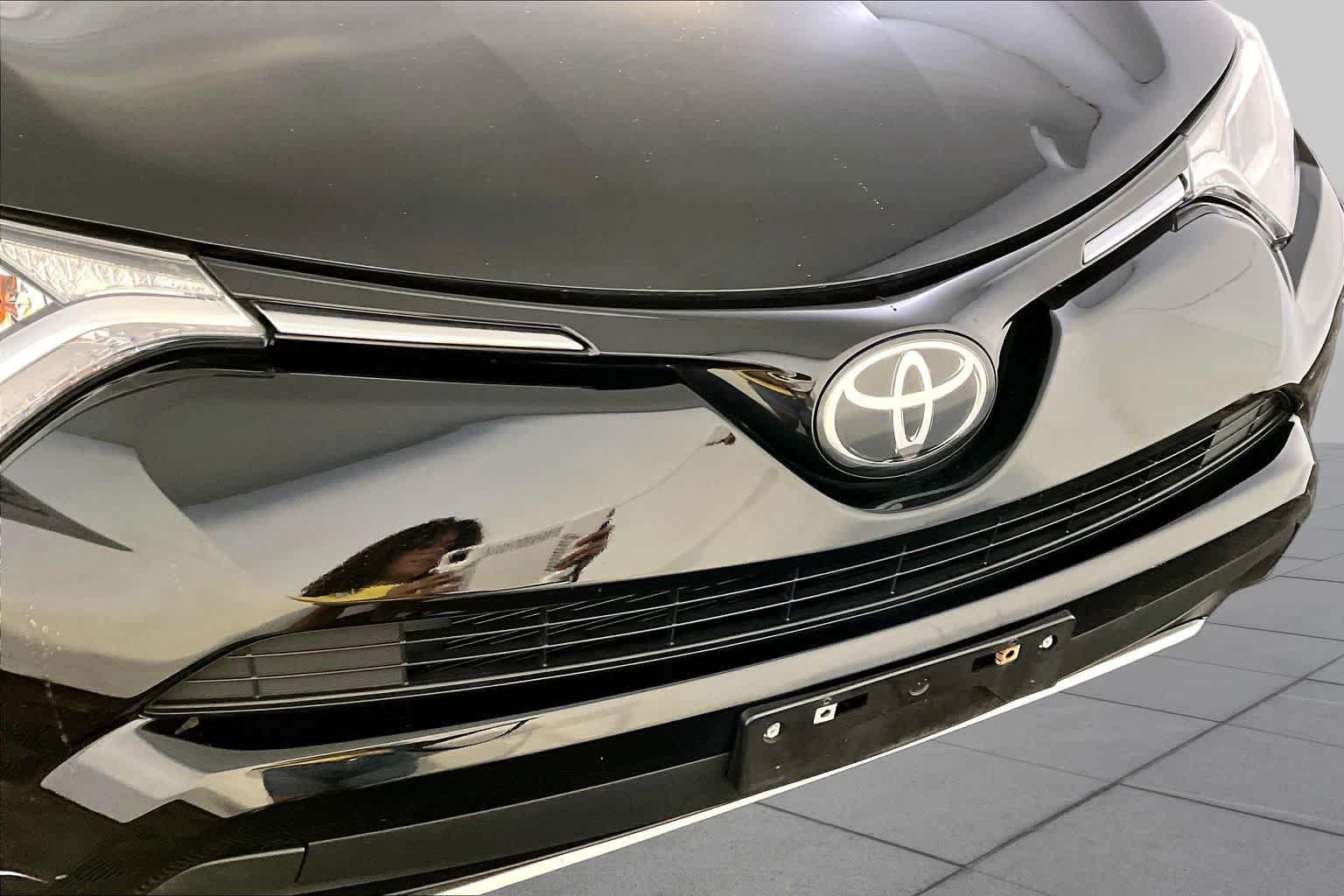 Used 2018 Toyota RAV4 XLE AWD/4WD image 32