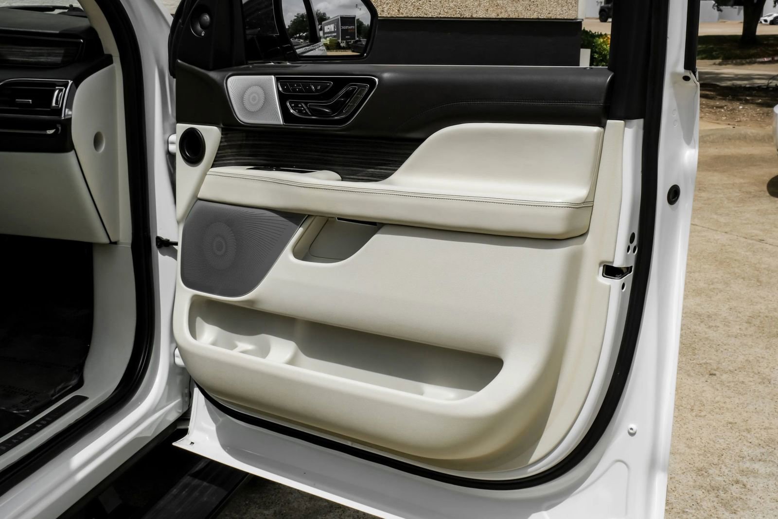 Used 2020 Lincoln Navigator Black Label w/ Cargo Convenience Package AWD/4WD image 47