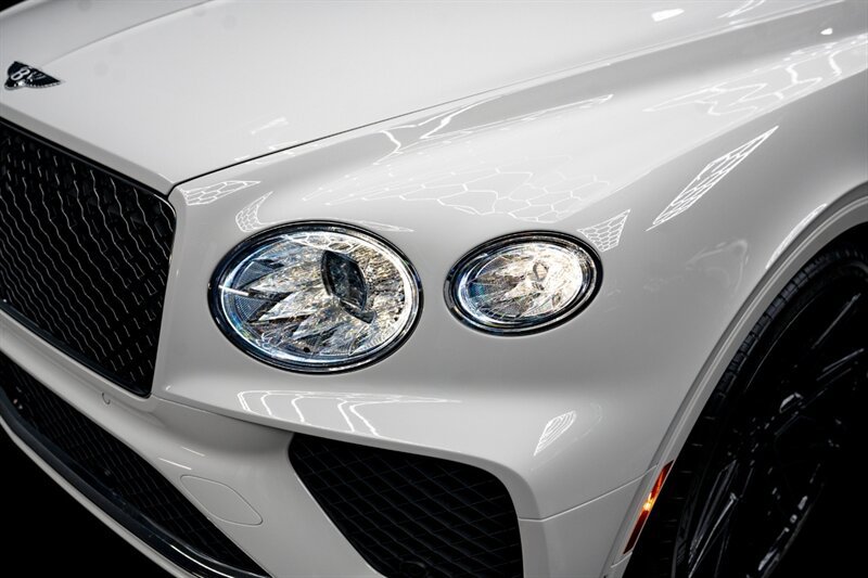 Used 2024 Bentley Bentayga AWD/4WD image 10
