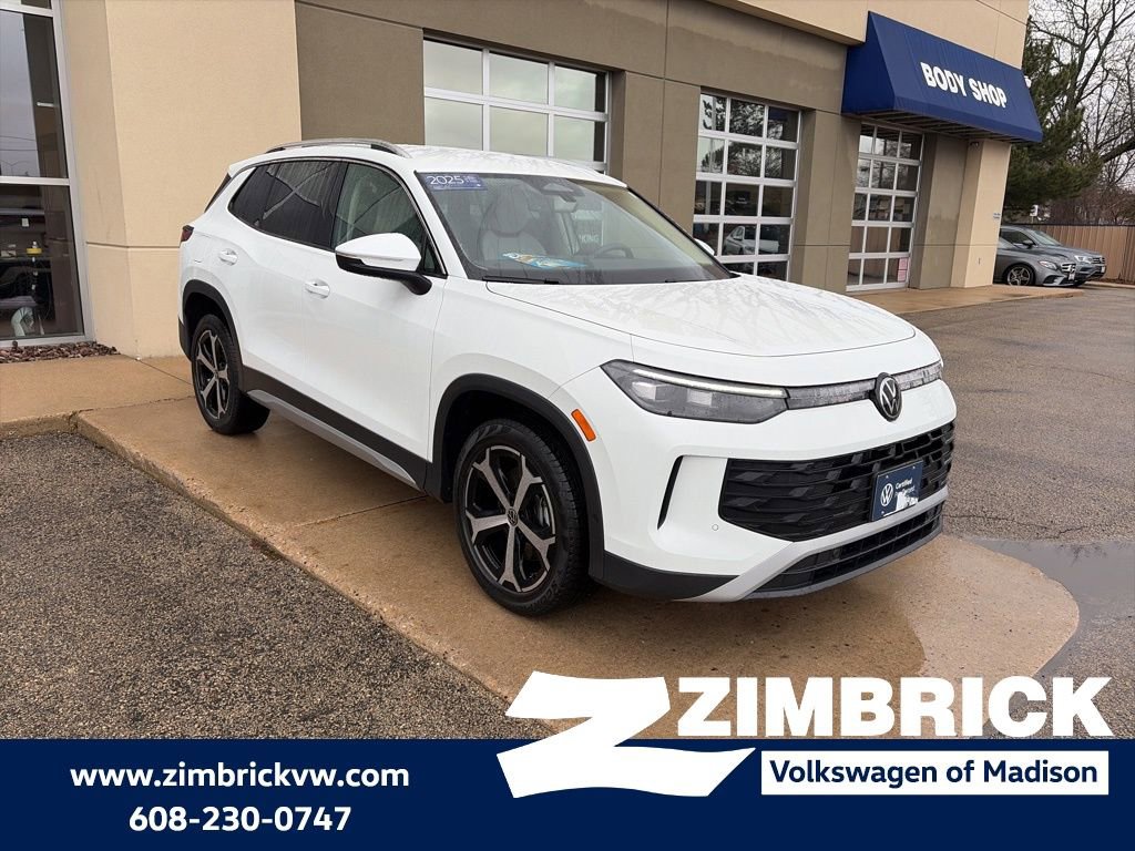 Certified 2025 Volkswagen Tiguan SE image 1