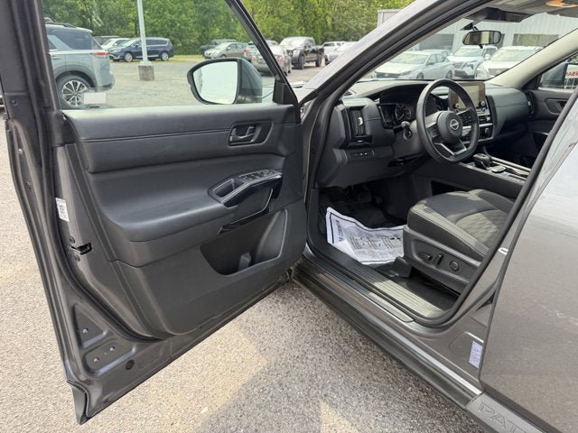 Used 2025 Nissan Pathfinder SV FWD image 14