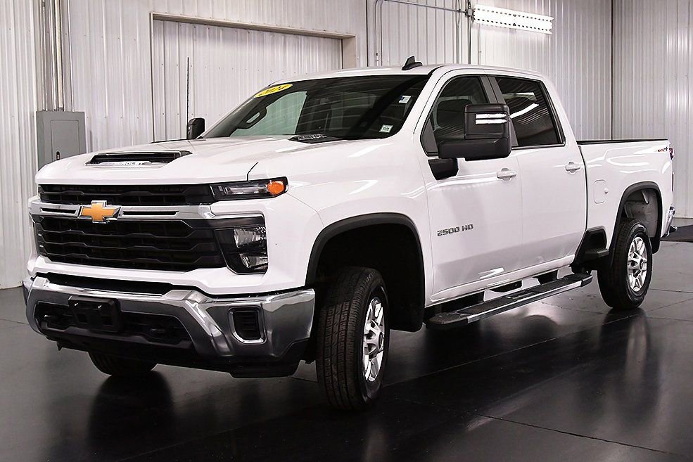 Used 2024 Chevrolet Silverado 2500 LT image 3