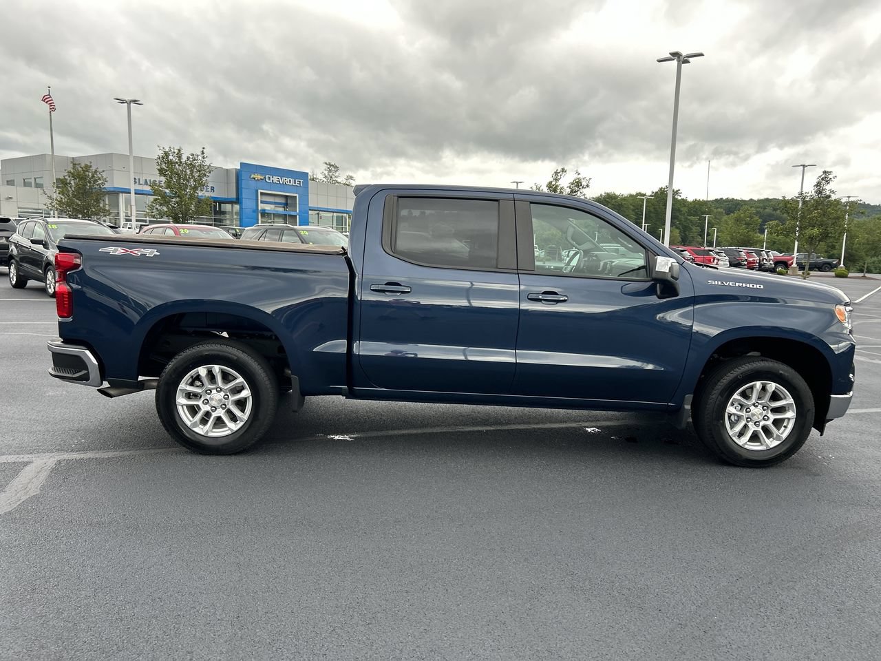 Used 2023 Chevrolet Silverado 1500 LT AWD/4WD image 8