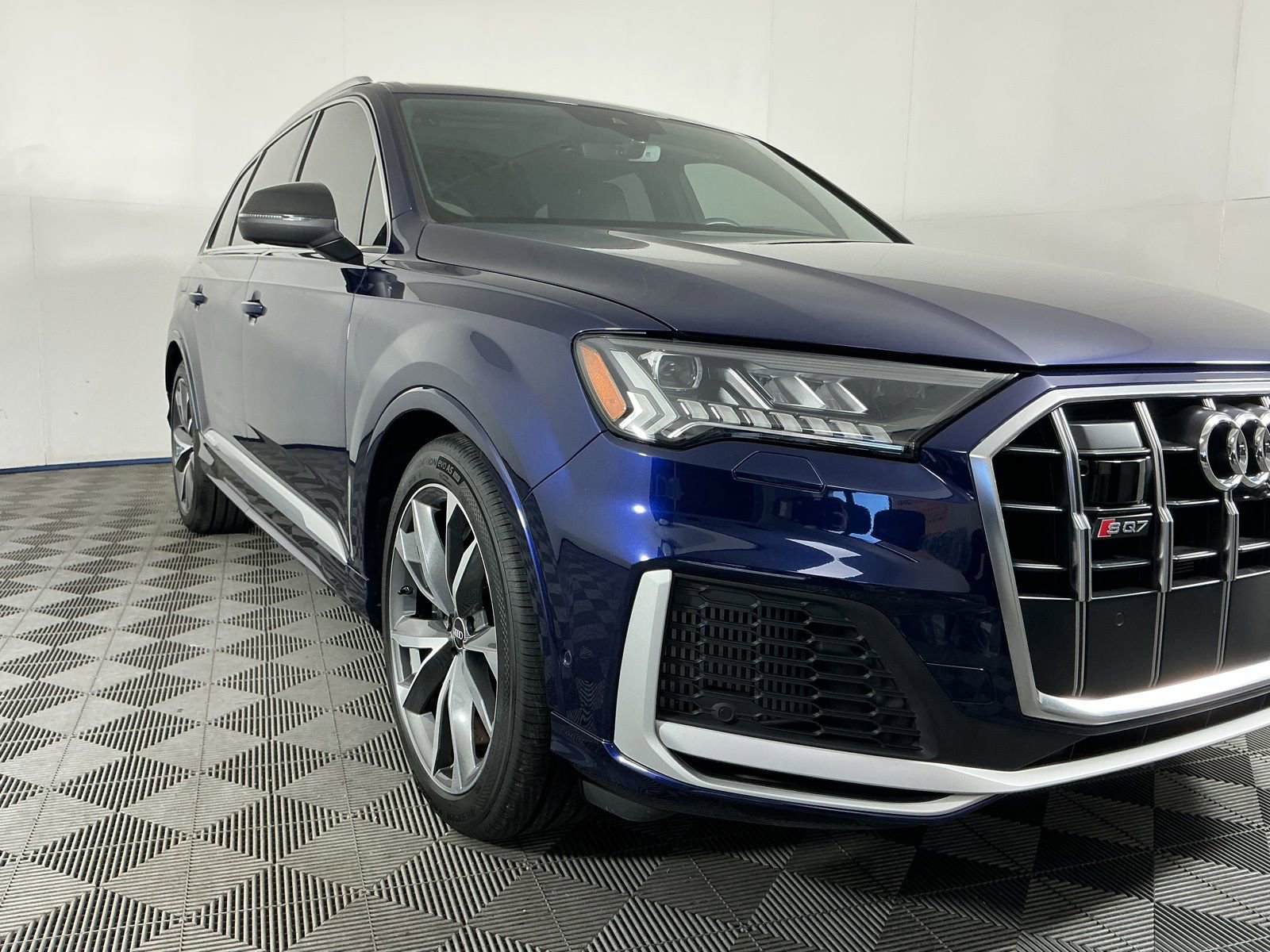 Used 2022 Audi SQ7 Prestige w/ Prestige Package image 3