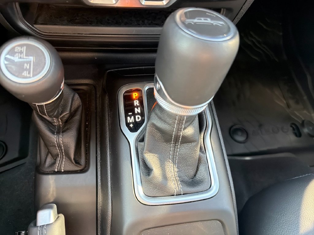 Used 2025 Jeep Gladiator Mojave AWD/4WD image 18