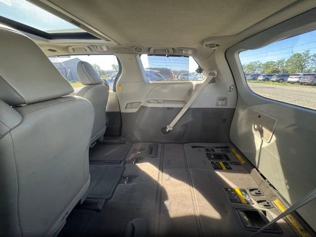 Used 2014 Toyota Sienna Limited w/ Limited Premium Package image 10