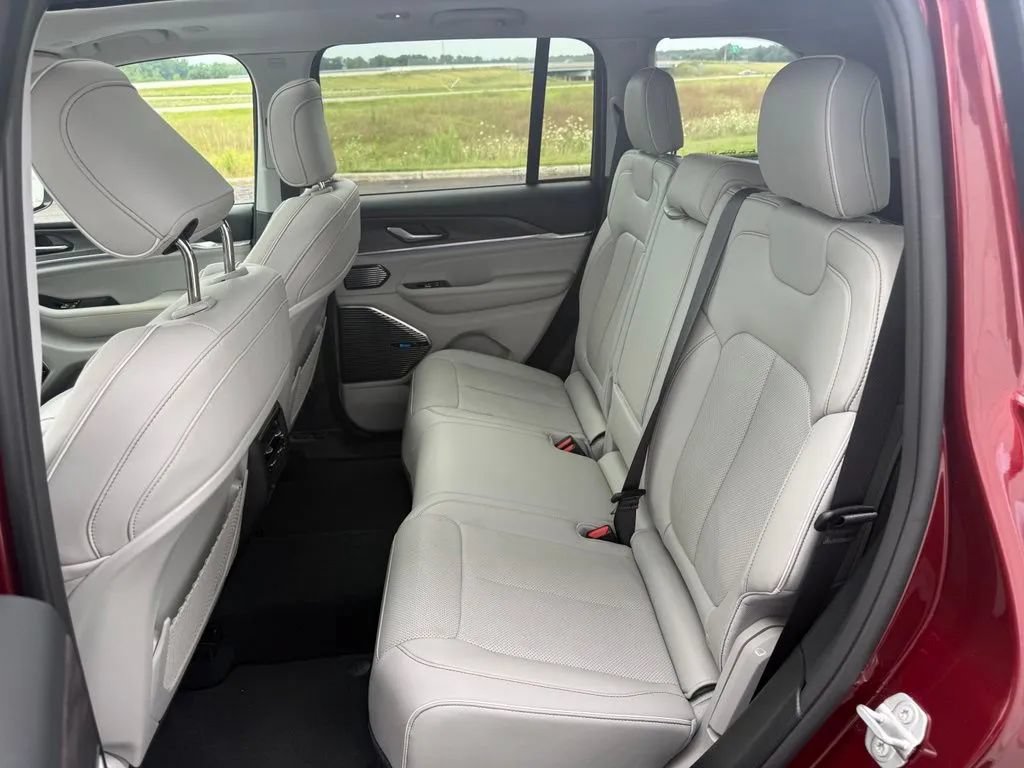 Used 2022 Jeep Grand Cherokee Overland AWD/4WD image 15