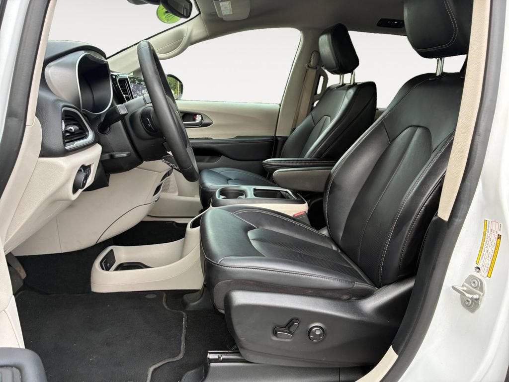 Used 2024 Chrysler Pacifica Touring-L FWD image 9