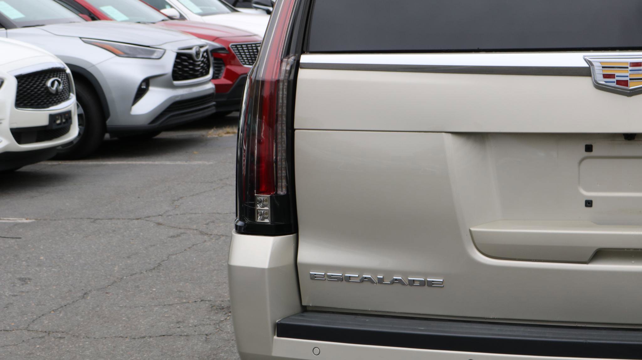 Used 2015 Cadillac Escalade Luxury AWD/4WD image 8