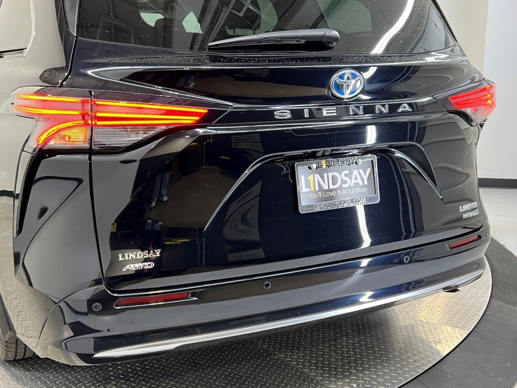 Used 2023 Toyota Sienna Limited image 8