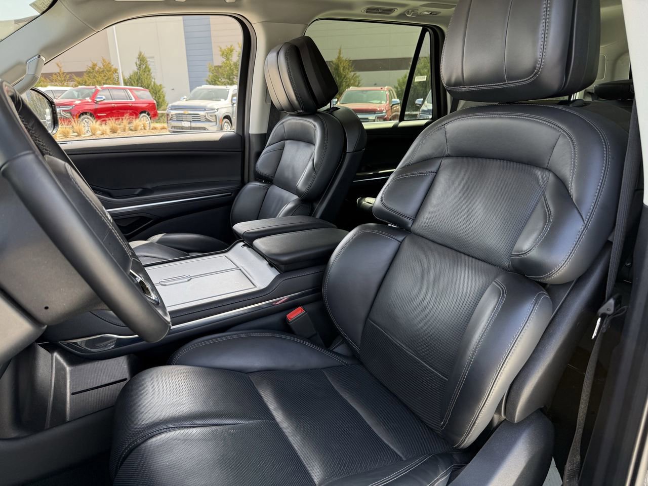 Used 2025 Lincoln Navigator Reserve image 17