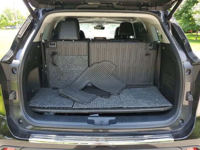 Used 2022 Toyota Highlander XLE AWD/4WD image 32