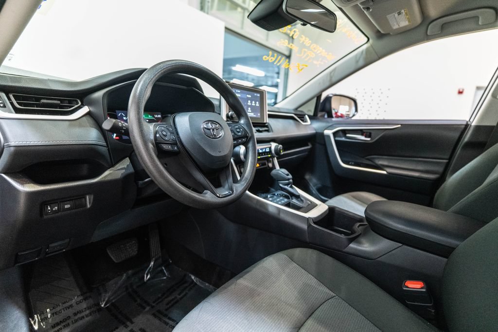 Used 2025 Toyota RAV4 XLE AWD/4WD image 4