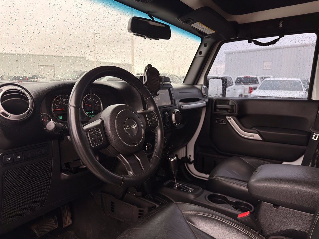 Used 2015 Jeep Wrangler Unlimited Rubicon w/ Connectivity Group AWD/4WD image 9