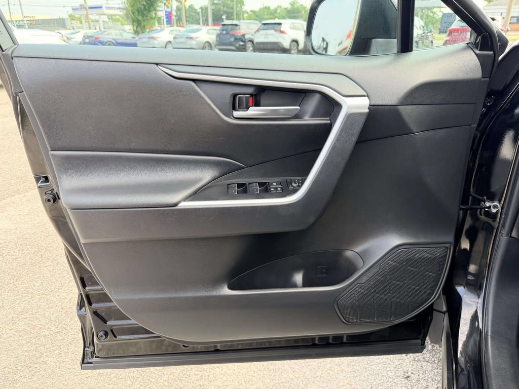 Used 2025 Toyota RAV4 XLE AWD/4WD image 17