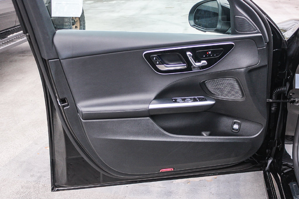 Used 2025 Mercedes-Benz C 300 4MATIC Sedan image 25