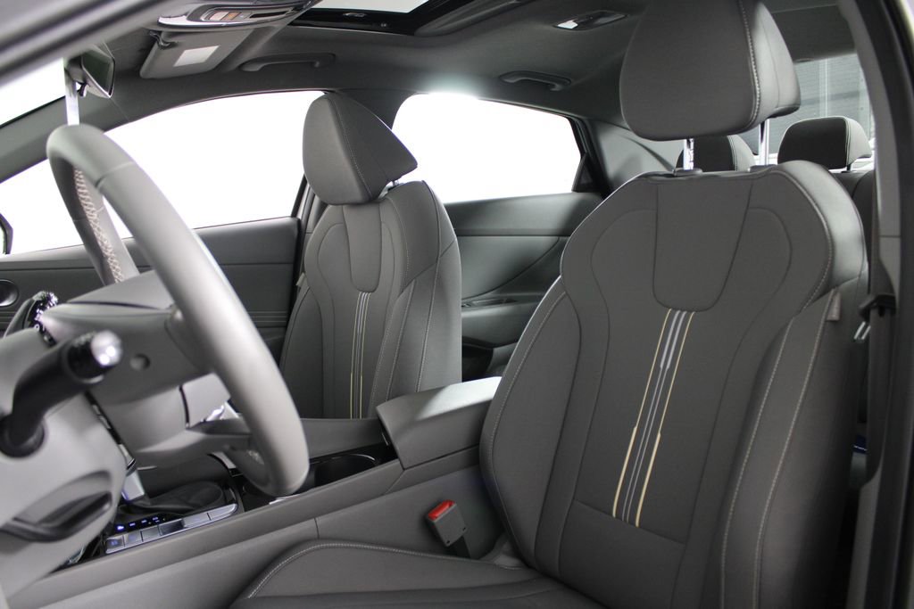 Used 2025 Hyundai Elantra SEL image 18