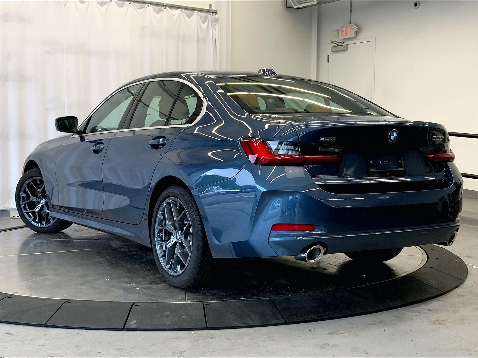 Used 2025 BMW 330i xDrive Sedan w/ M Sport Package AWD/4WD image 3