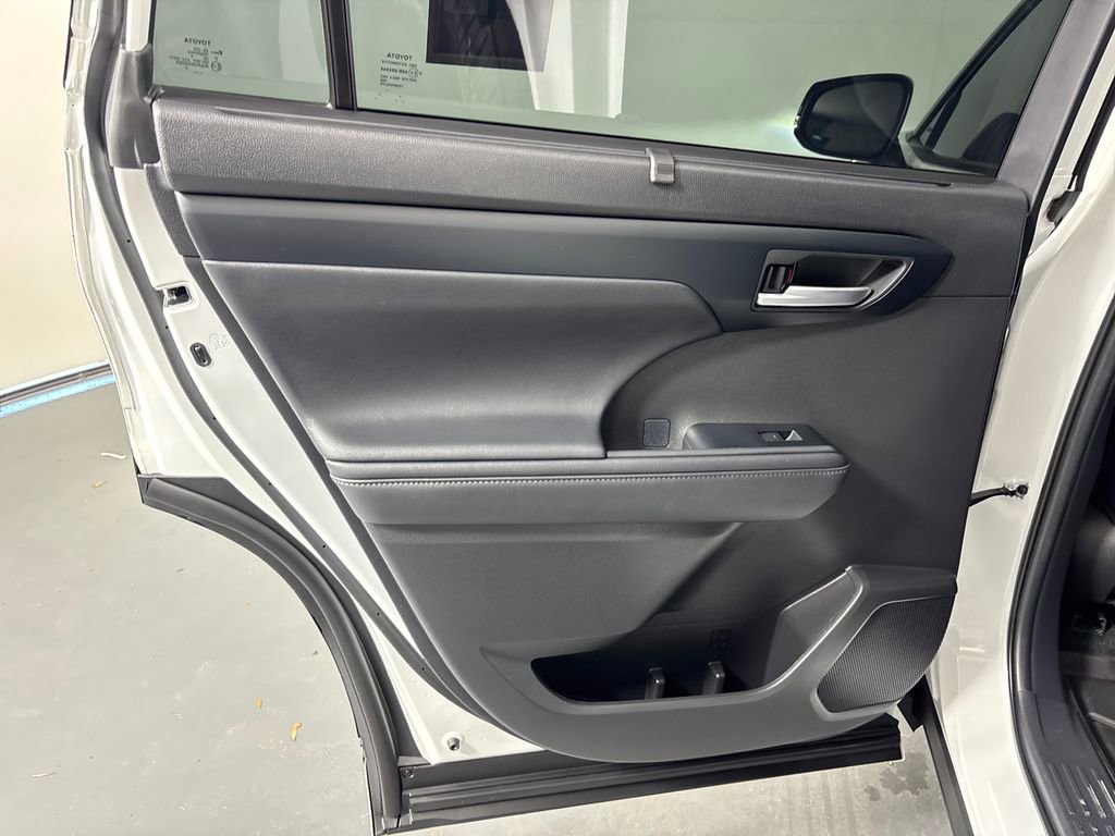 Certified 2024 Toyota Highlander XLE FWD image 33