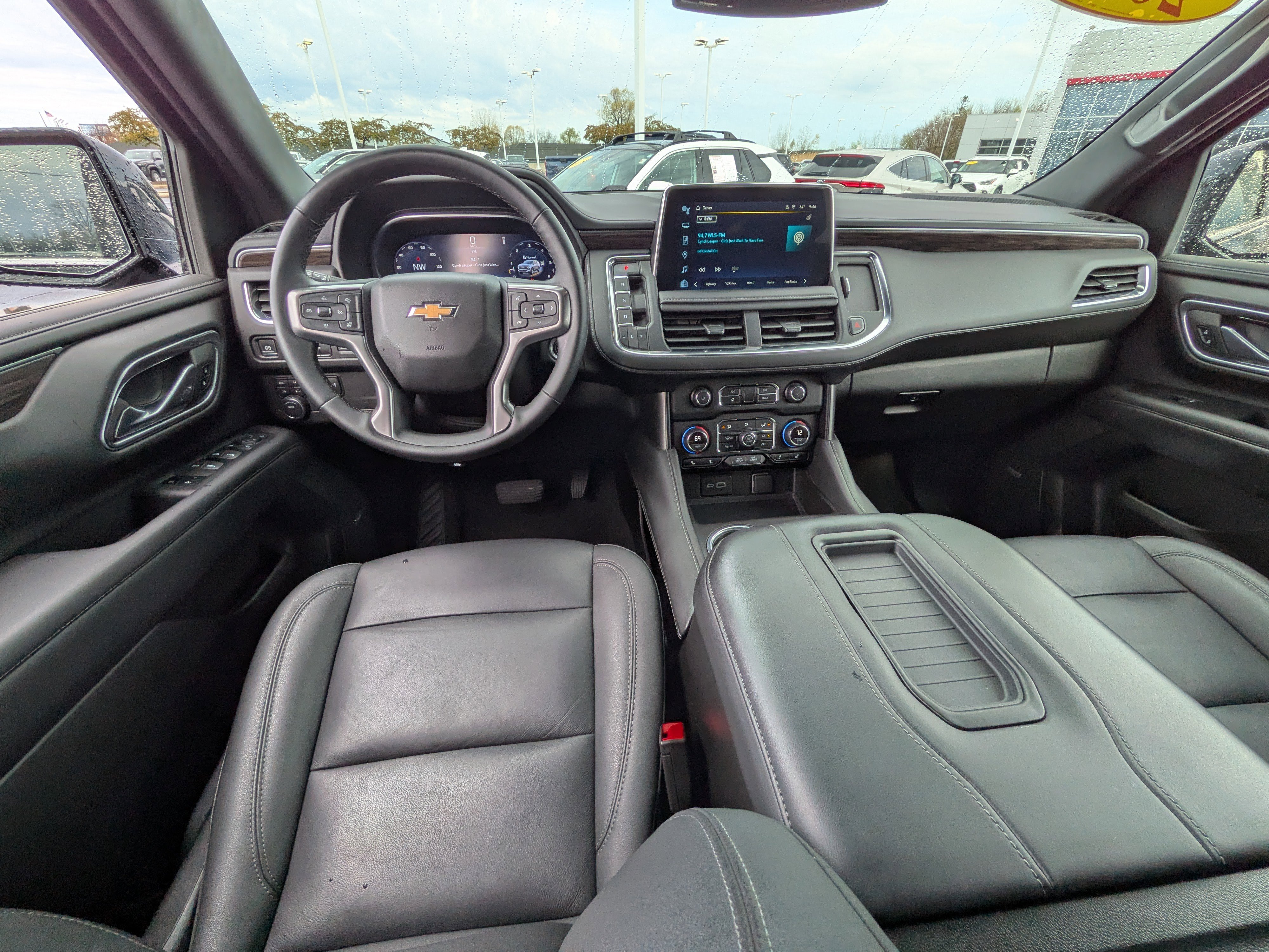 Used 2024 Chevrolet Suburban LT w/ Luxury Package image 11