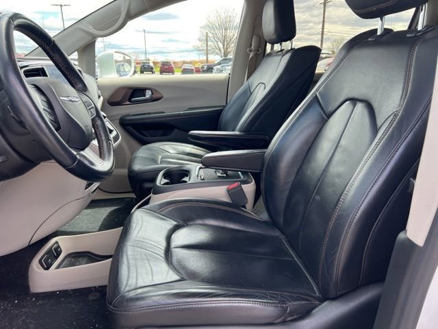 Used 2017 Chrysler Pacifica Touring-L Plus FWD image 17