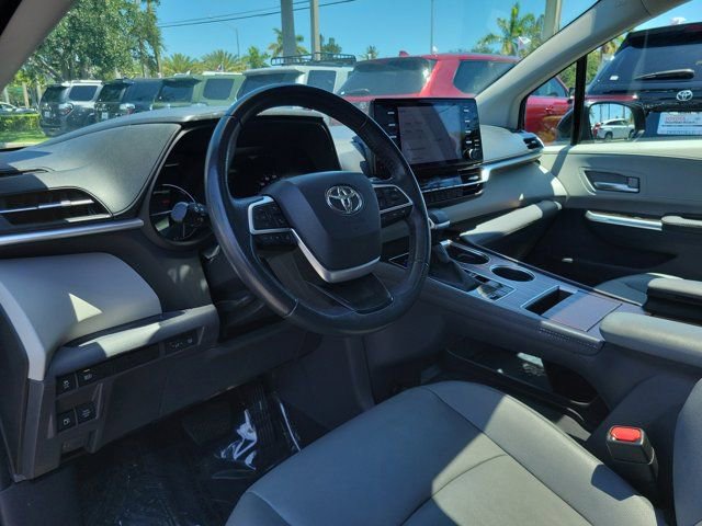 Used 2024 Toyota Sienna XLE FWD image 14