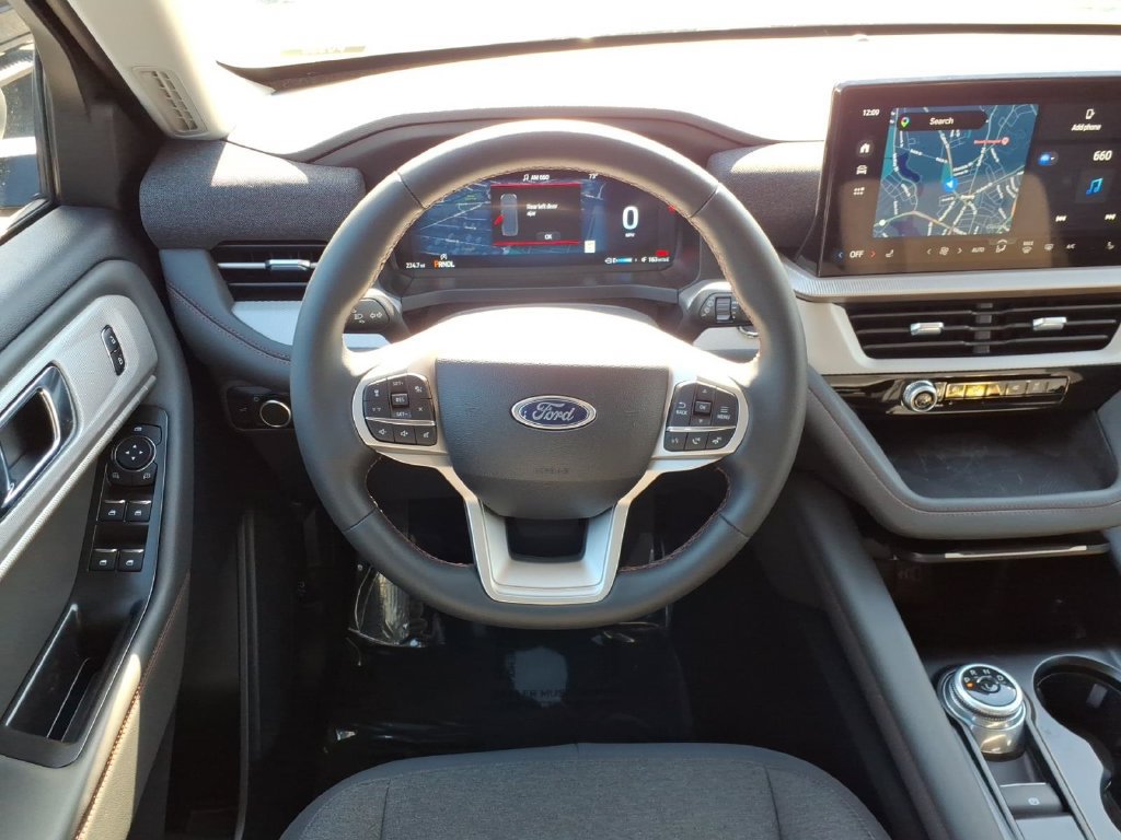 Used 2025 Ford Explorer Active AWD/4WD image 15