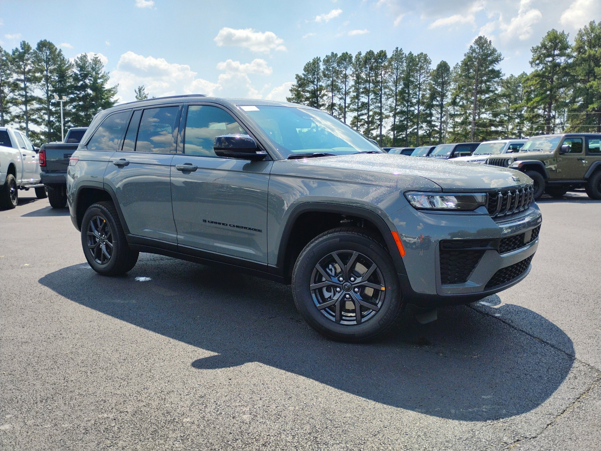 New 2027 Jeep Grand Cherokee Altitude AWD/4WD image 3