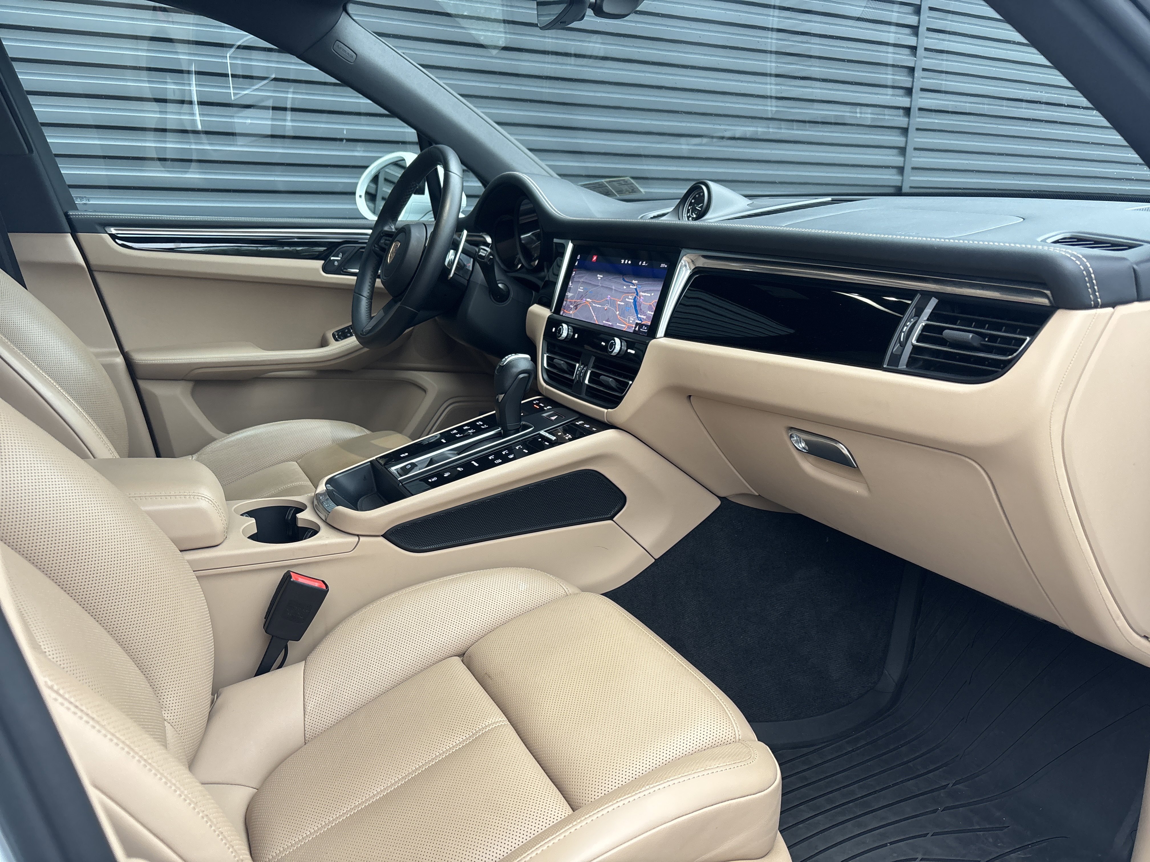 Certified 2022 Porsche Macan image 13