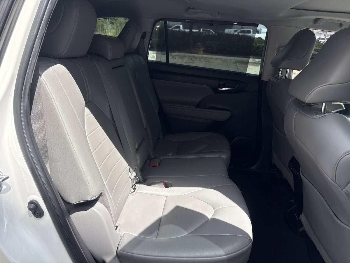 Used 2022 Toyota Highlander XLE FWD image 15